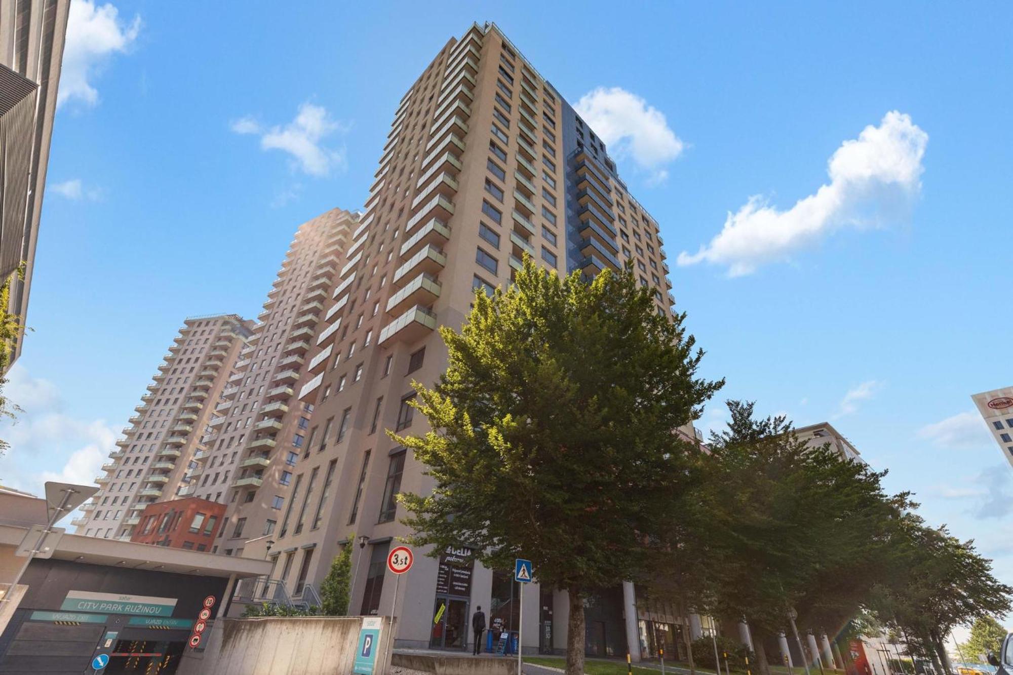 Sky Apartman In Bratislava - With 2 Parking Places Kültér fotó